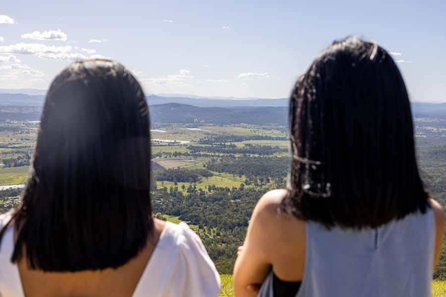 Gold Coast: Premium Wine Tour with Gourmet Lunch - Winery Stop #2: the longer tasting window and the cheese moment