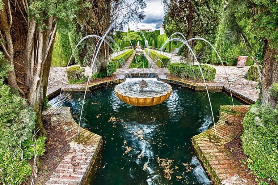 Granada: Full Alhambra Premium Guided Tour with Tickets - The first 30 minutes: viewpoint, village vibe, and the Alcazaba walls