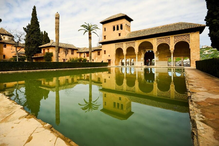 Granada: Full Alhambra Premium Guided Tour with Tickets - Nasrid Palaces for one hour: where the art and power meet