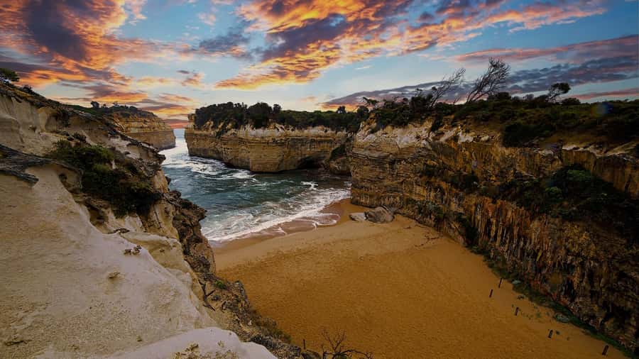 Great Ocean Road Reverse Tour London Bridge Wildlife - Memorial Arch at Eastern View: the final photo moment