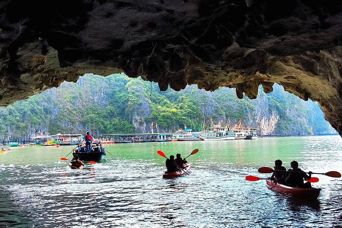 Halong & Bai Tu Long Luxury Day Tour - Fishing village & Kayak - Vung Vieng fishing village: up close with floating life