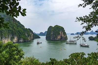 Halong Bay Cruise 2 Days 1 Night with 4 Star Luxury - Day 1 on the water: Lan Ha Bay, Da Chong Islet, and lunch on the move