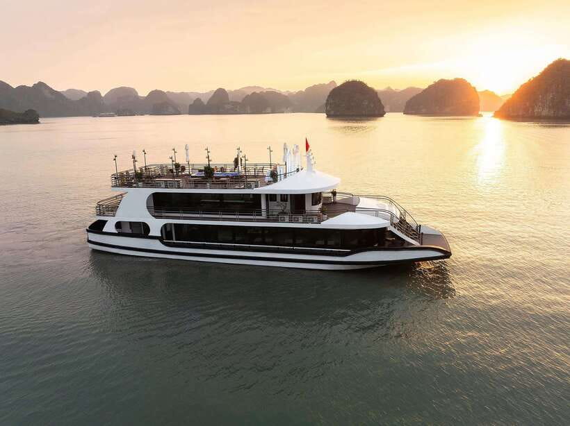 Halong Bay Luxury Cruise: Kayak&Swim,Cave, Party BEST SELLER - Sung Sot Cave: Stalagmites, Stalactites, and a Visual Wow Factor