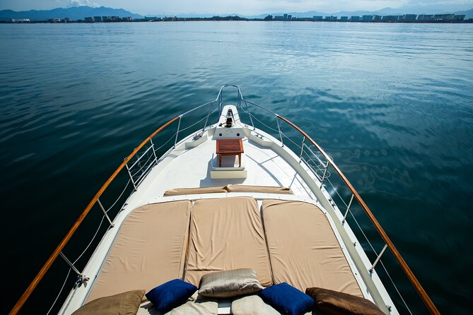 Hatteras 58-61' Luxury Yacht in Puerto Vallarta & Nuevo Nayarit - Food and drinks: snacks, ceviche vibes, and attentive crew service