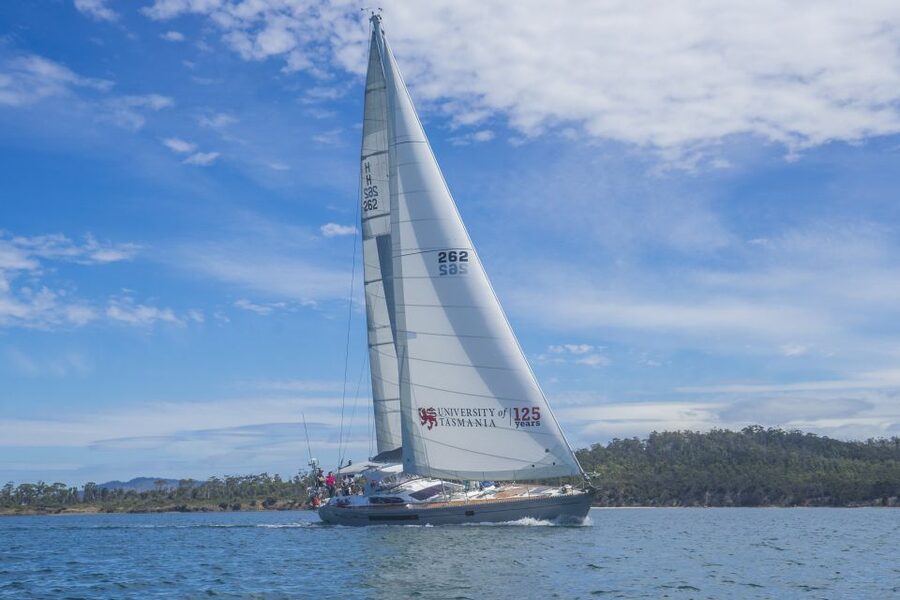Hobart: Luxury Yacht Scenic Sailing Tour with Snacks - Wind conditions and the moment the yacht changes character