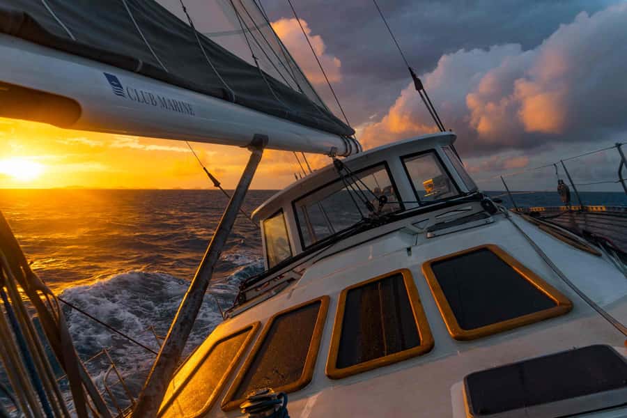 Hobart: Luxury Yacht Scenic Sailing Tour with Snacks - Getting there: Kings Pier Marina meet-up without stress