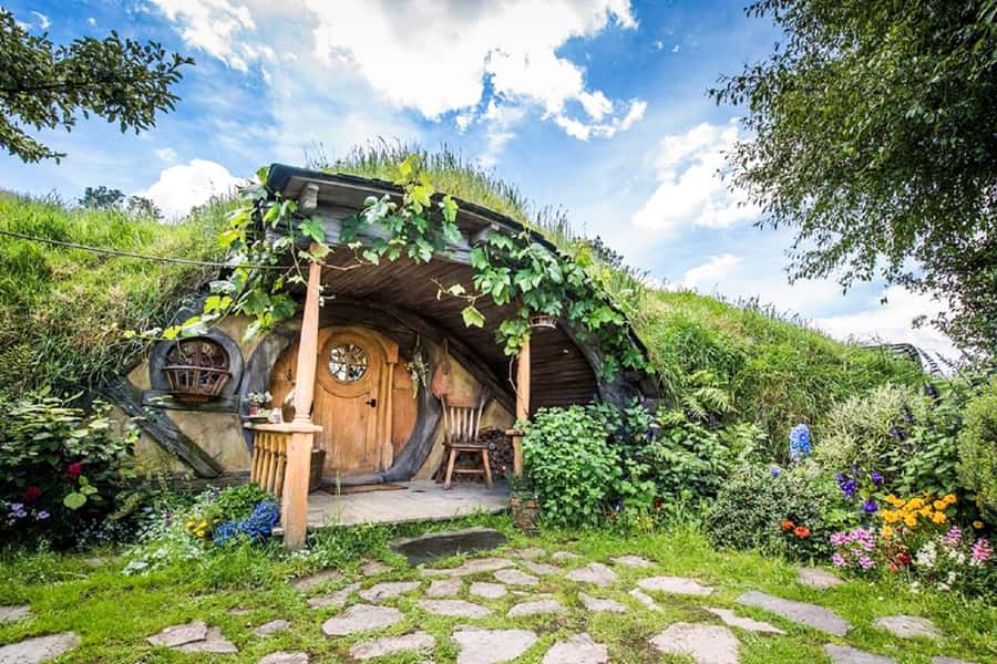 Hobbiton Movie Set & Rotorua Premium Day Tour from Auckland - Leaving Auckland in a Mercedes van (and why it matters)