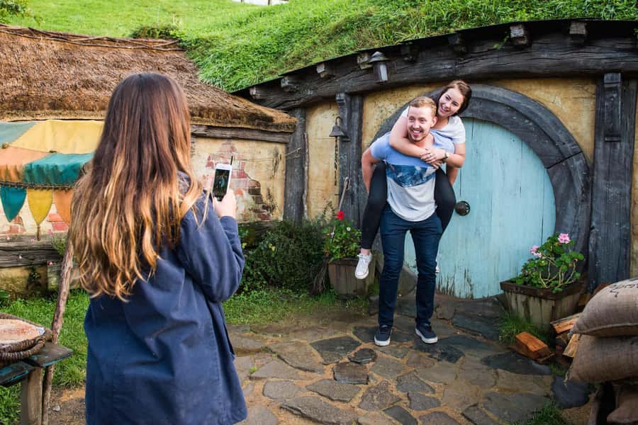 Hobbiton Movie Set & Rotorua Premium Day Tour from Auckland - Te Puia (Rotorua): Maori arts, kiwi birds, and the geothermal valley in one site