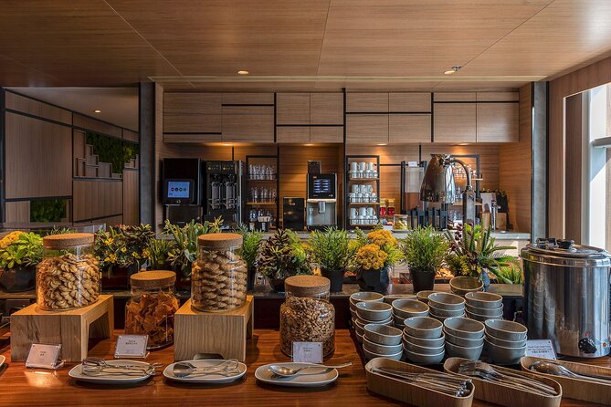 Hong Kong International Airport Plaza Premium Lounge Access - Quick hits: what matters most here