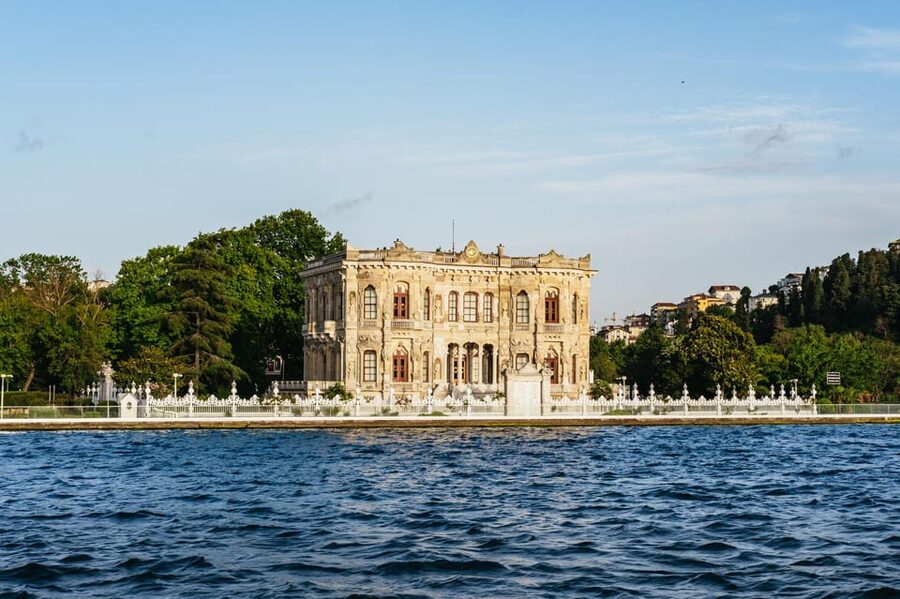 Istanbul: Bosphorus Sunset Cruise on a Luxury Yacht - The Bridge and Villa Section: Bosphorus Views That Actually Make Sense