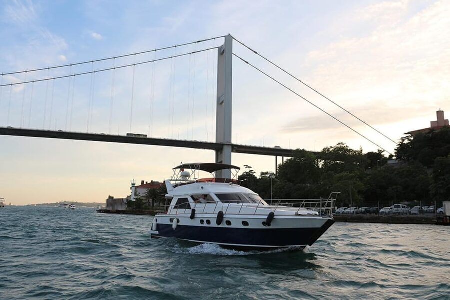 Istanbul: Luxury Yacht Tour at Sunset w Snacks - A Bosphorus sunset you can actually relax into