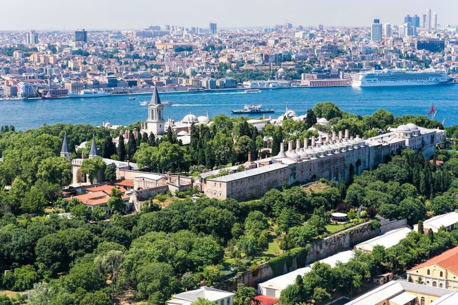 Istanbul: Old City Tour and Luxury Sunset Bosphorus Cruise - The evening shift: Kabataş to the Bosphorus on a glass-encased yacht