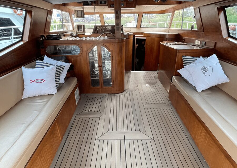 Istanbul: Private Bosphorus Cruise on Luxury Yacht - The 19-meter luxury yacht: comfort, service, and what’s included