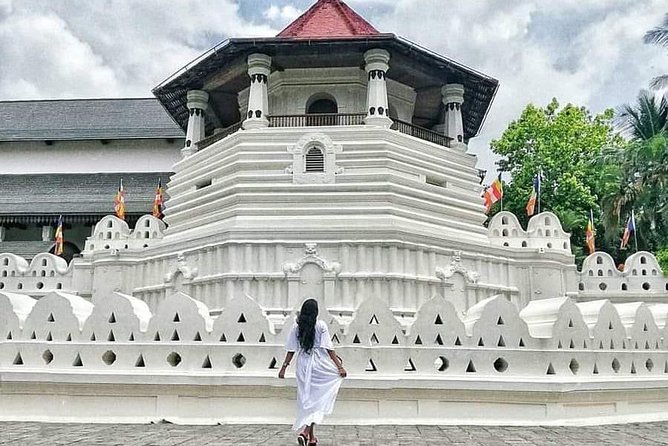 Kandy City guide Tour and day trip private luxury car and van - Kandy City Center shopping: souvenirs with structure