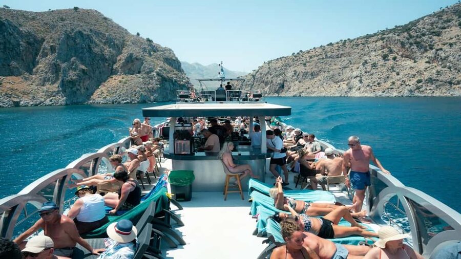 Kos Pearl 3 Island: Lounge in Luxury on the Aegean Waves - Kos Pearl Onboard: Space, Music, and a Crew That Works