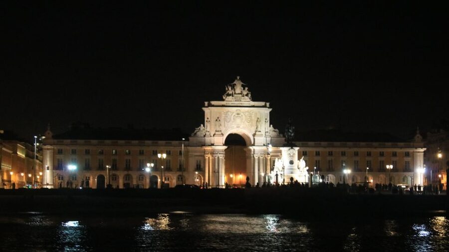Lisbon: Luxury Sailboat Cruise at Night - Drinks, guide, and onboard comfort: what makes it feel luxury
