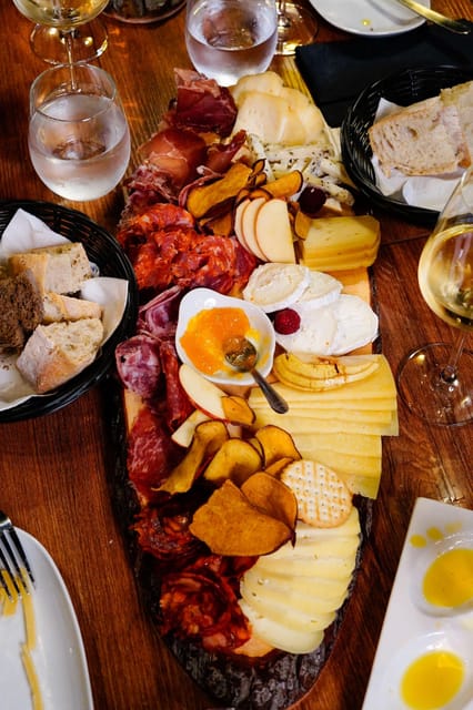 Lisbon: Premium Wine and Tapas Tasting Session - Atmosphere and service: where the experience earns its stars