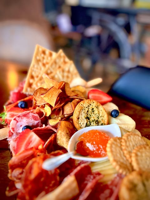 Lisbon: Premium Wine and Tapas Tasting Session - The 2-hour flow: how the tasting usually unfolds