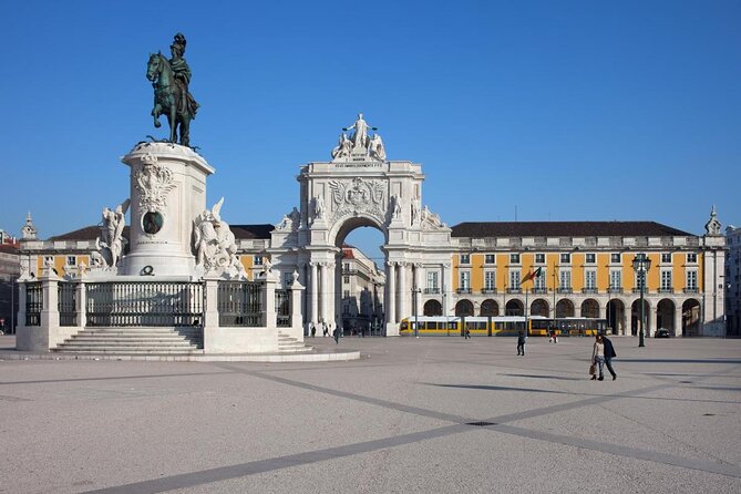 Lisbon Private Luxury Boat Tour with Welcome Drink - Where you meet: Doca do Bom Sucesso, gate 3