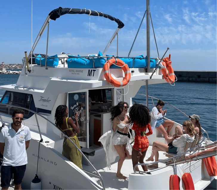 Lisbon: Private Luxury Catamaran Tour with Welcome Drink - Crew and skippers: where the trip becomes personal, not generic