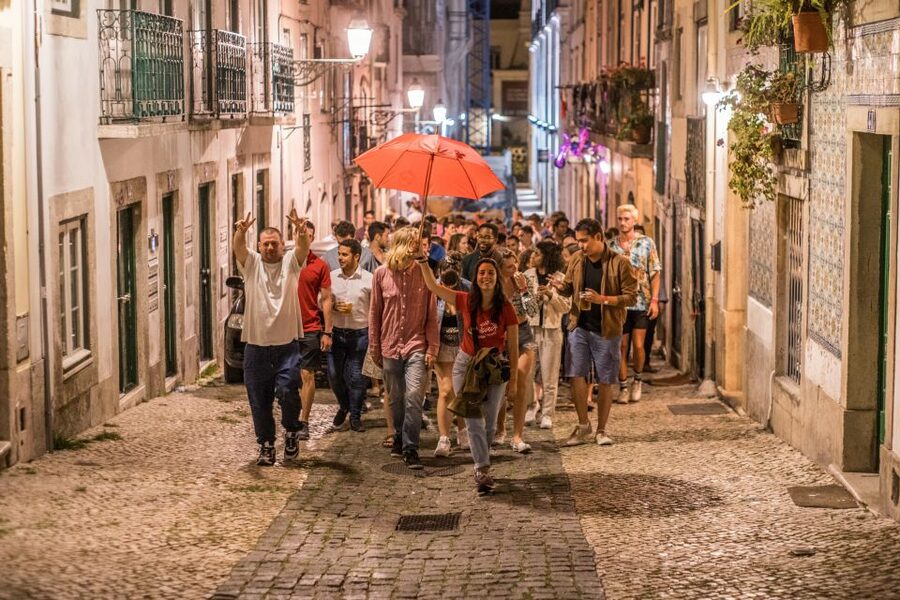 Lisbon: Pub Crawl with Open Bar (Premium Upgrade Available) - Open bar hour and welcome shots: what the drinking part really means