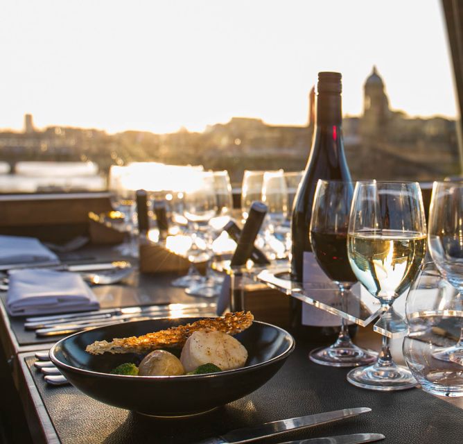London: 4 Course Lunch Tour by Luxury Coach Bustronome - The 4-course lunch cooked on board: the experience’s real center of gravity