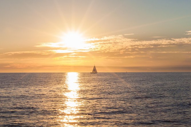 Los Cabos Luxury Sunset Sail with Light Appetizers and Open Bar - The Sunset Itself: Timing, Wind, and Why the Boat Size Matters