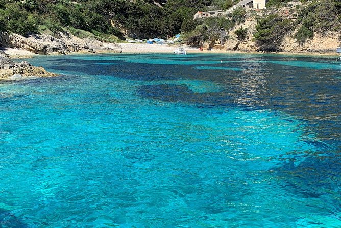Luxury Blue Cave & 5 Islands Tour from Split - A speedboat day that starts with a real schedule