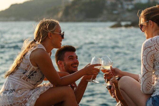 Luxury Catamaran Cruise, Dia Island –Open Bar & Lunch -Top Rated! - Included Gear That Actually Changes Your Day