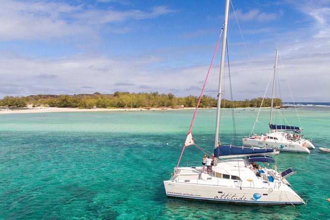 Luxury Catamaran Cruise: The Northern Islands - Onboard BBQ lunch and drinks: where the value really shows up