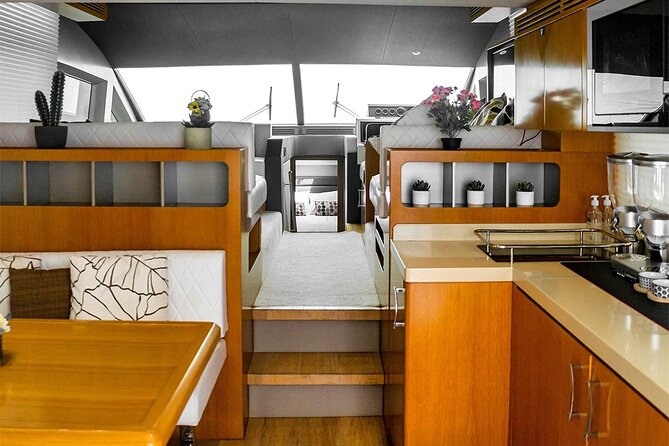 Luxury cruise on The Pearl 48ft to Atlantis & Burj Al Arab. - Why a 48ft yacht from Dubai Marina feels like the right size