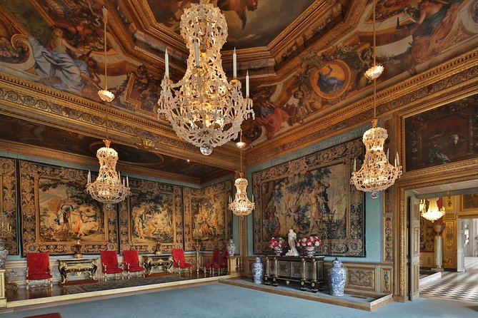 Luxury Evening Dining Experience at Chateau de Vaux-le-Vicomte - The candlelit three-course dinner with Champagne and wine