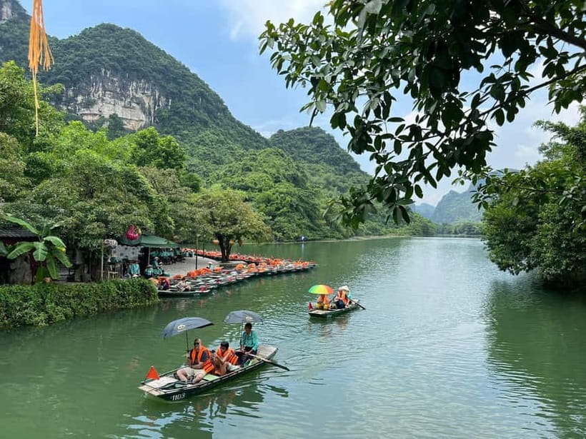 Luxury Limousine Tour: Hoa Lu, Trang An/Tam Coc & Mua Cave - Hoa Lu Temple: stepping into Vietnam’s old capital