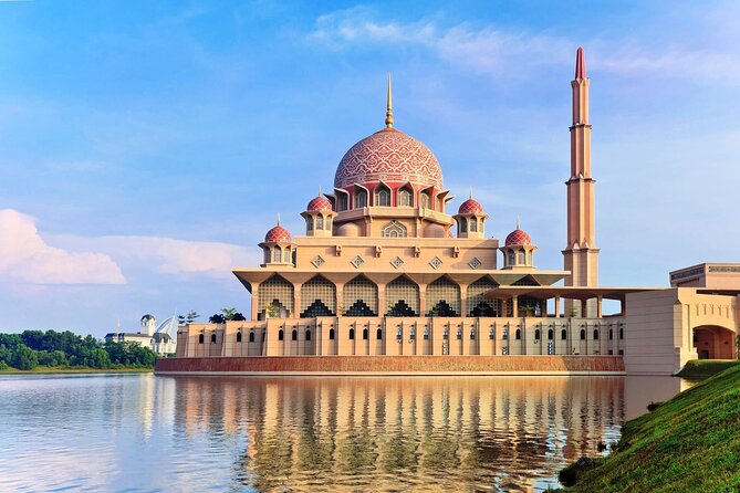 LUXURY Private day tour: Kuala Lumpur & Malacca from Singapore by licensed guide - Petronas Twin Towers Skybridge and Observation Deck: The Big Ticket Moment