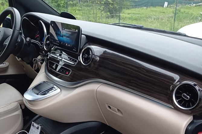 Luxury Private Transfer Rome Center to Fiumicino Airport - Sedans and minivans: how they handle luggage and group size