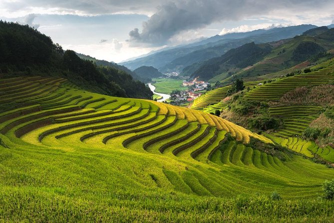 LUXURY SAPA TOUR 2D1N -Stay At 5 Star Hotel-Transfer by sleep bus - Day Two: The 5km Walk to Y Linh Ho and Village Hiking