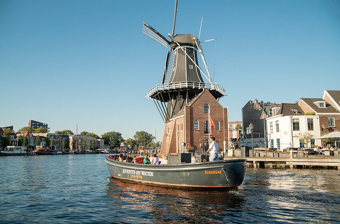 Luxury Shared Canal Tour with live guide - Jopenkerk and the Tap Room: beer and stained glass on the same stop
