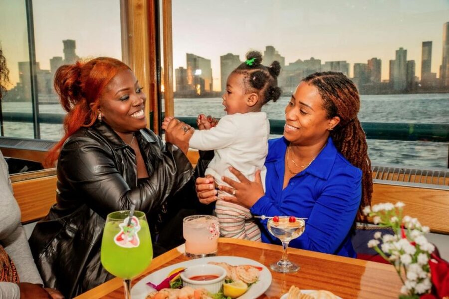 Manhattan: Statue and Skyline Cruise Aboard a Luxury Yacht - Hudson River and Skyline Views: Where the Photos Actually Work