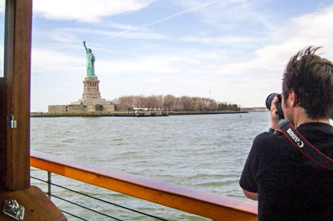 Manhattan: Statue and Skyline Cruise Aboard a Luxury Yacht - Drinks, Food, and the Onboard Vibe