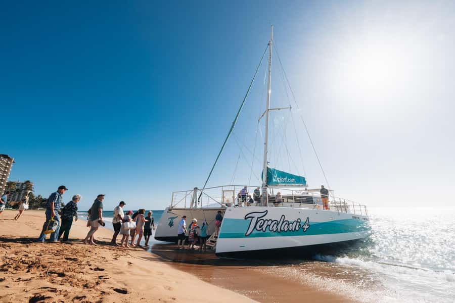 Maui: Ka'anapali Whale Watching Cruise on Luxury Sailboat - Who runs the show: naturalist + crew energy
