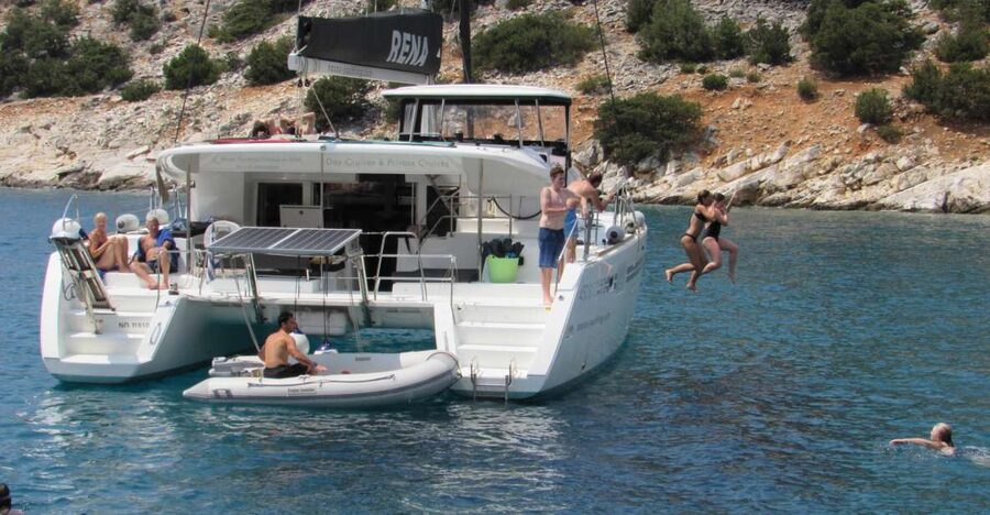 Naxos: Luxury Catamaran Day Trip with Lunch and Drinks - Key Reasons This Catamaran Day Trip Works
