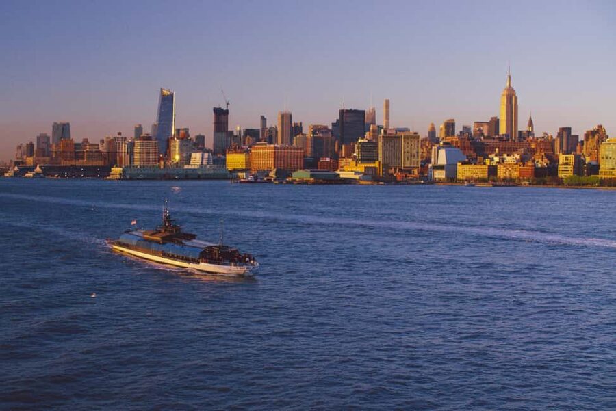 NYC: City Cruises Luxury Brunch, Lunch or Dinner Cruise - The cruise route you’ll actually watch: from Empire State to Liberty