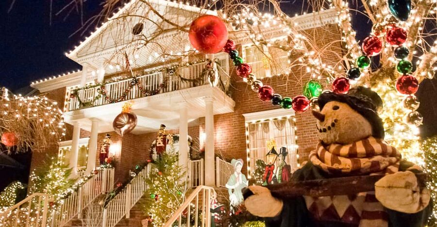 NYC: Dyker Heights and NYC Holiday Lights Luxury Bus Tour - Rockefeller Center Christmas Tree: The Bright, Easy Ending