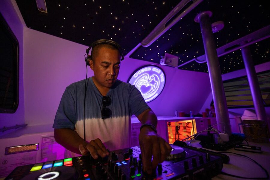 Oahu: Premium Waikiki Sunset Party Cruise with Live DJ - The Honolulu Skyline Moment You Came For