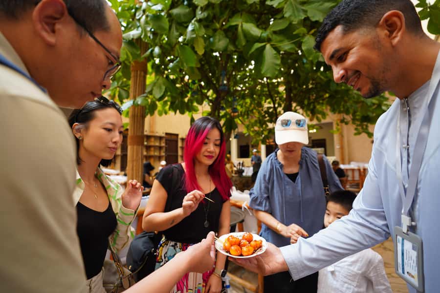 Old Dubai: Premium Guided Tour with Street Food & Abra Ride - Gold Souk stop: what to expect and how to handle the flash
