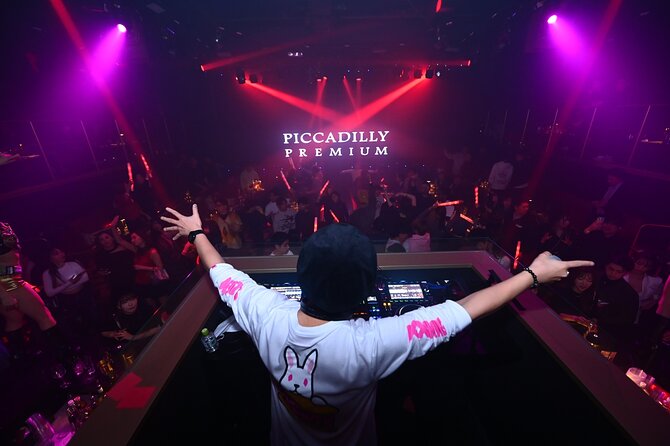 Osaka: PICCADILLY PREMIUM DINNER SHOW&NIGHTCLUB with Tasting - Entertainment schedule: DJ, aerial, drums, and sumo-style moments