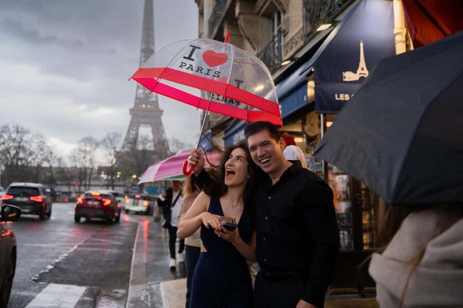 Paris: Eiffel Tower Premium Photoshoot - Practical prep: what to bring and what to communicate