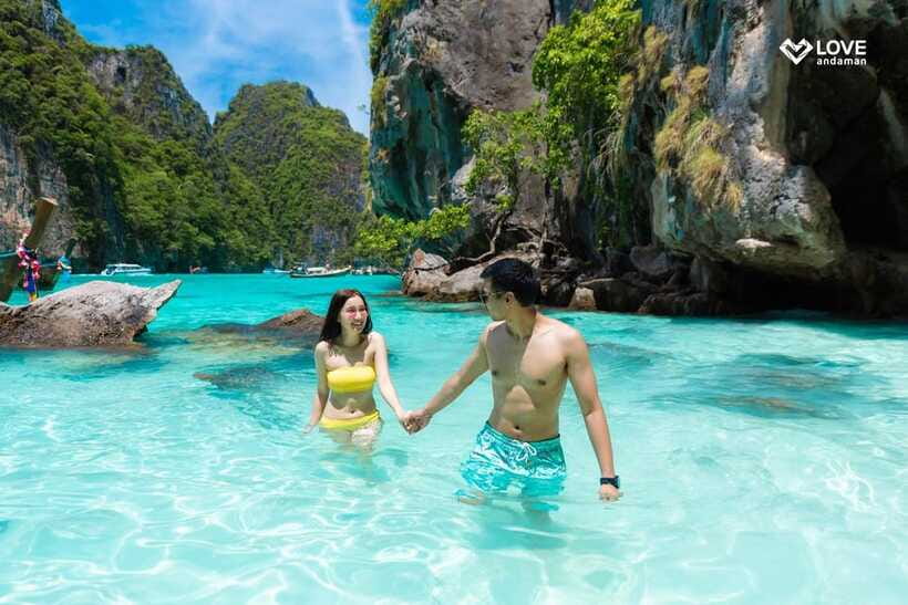 Phuket: Phi Phi Maiton Island Sunset Premium Catamaran Tour - Tonsai Seafood Restaurant lunch on Phi Phi Don