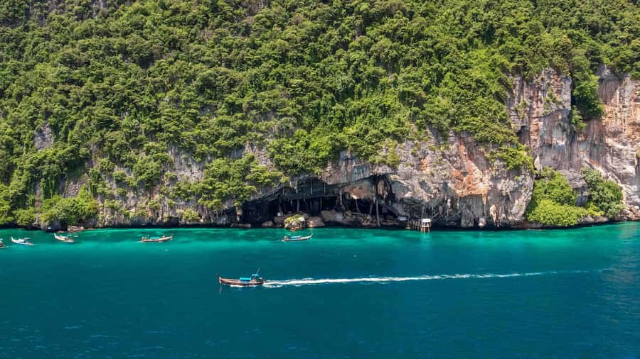 Phuket: Phi Phi, Maya & Bamboo By Premium Speed Catamaran - Maya Bay: the movie-famous scene with real-life crowd pressure