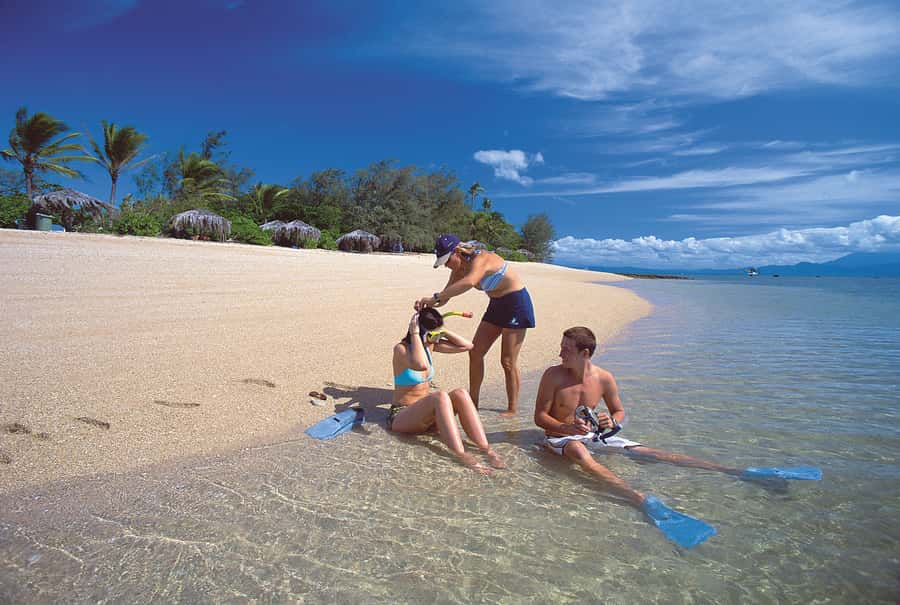 Port Douglas: Low Isles Afternoon Cruise on Luxury Catamaran - Food and drinks: tea and scones now, canapés at sunset later